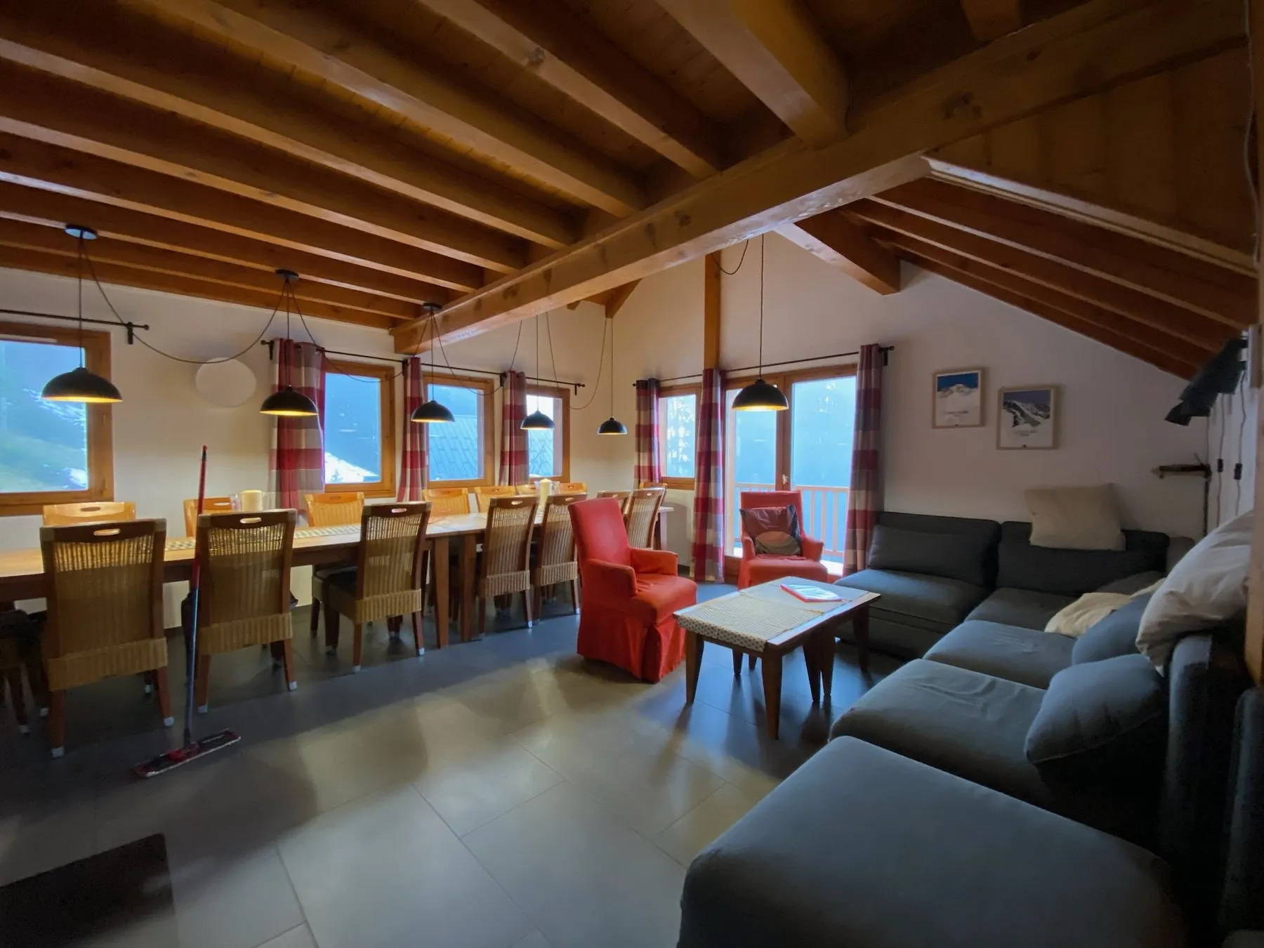 Le séjour et la salle à manger du chalet